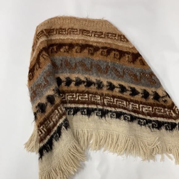 Gorgeous vintage hand knitted wool poncho - Picture 2 of 4